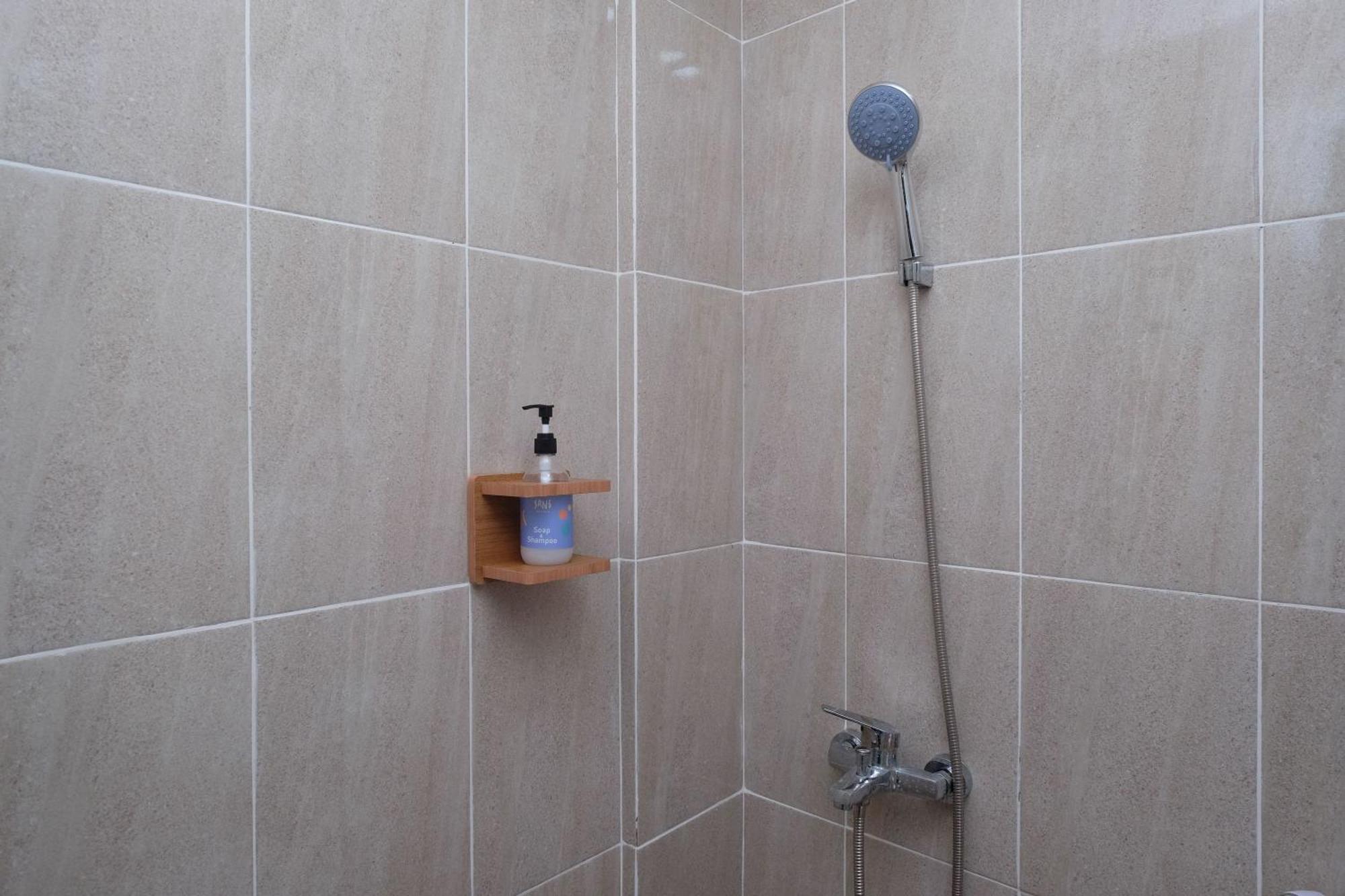 Sans Hotel Tiga Putri Semarang By Reddoorz Bilik gambar